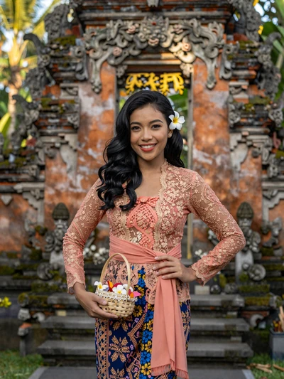 Dewi, 24-year-old Balinese Hindu woman in traditional kebaya, seeking Western partner through international dating