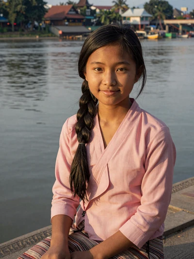 Khamla, 23-year-old Laotian woman from Pakse seeking American partner